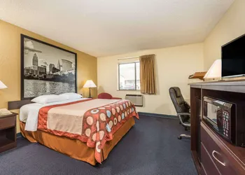 Super 8 by Wyndham Franklin/Middletown Area hotel thumbnail 3