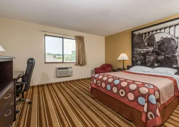 Super 8 by Wyndham Franklin/Middletown Area hotel thumbnail 4