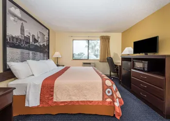 Super 8 by Wyndham Franklin/Middletown Area hotel thumbnail 6