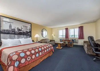Super 8 by Wyndham Franklin/Middletown Area hotel thumbnail 7