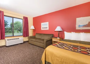 Super 8 by Wyndham Appleton hotel thumbnail 3