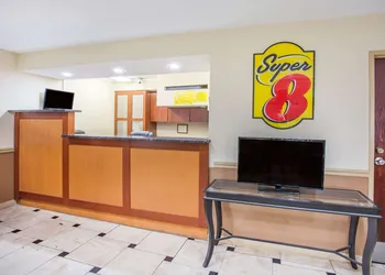 Super 8 by Wyndham Harrisonburg hotel thumbnail 2