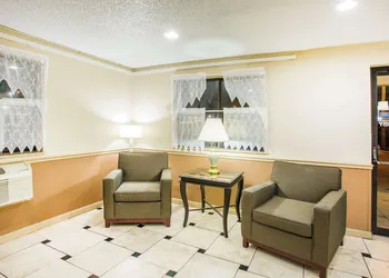 Super 8 by Wyndham Harrisonburg hotel thumbnail 3