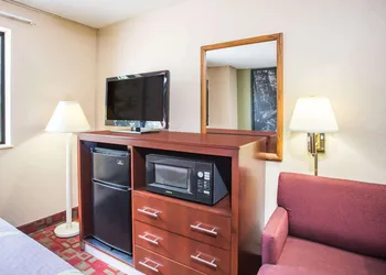 Super 8 by Wyndham Harrisonburg hotel thumbnail 4