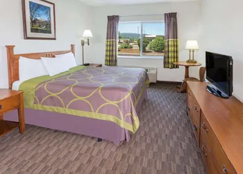 Super 8 by Wyndham Central Pt Medford hotel thumbnail 4