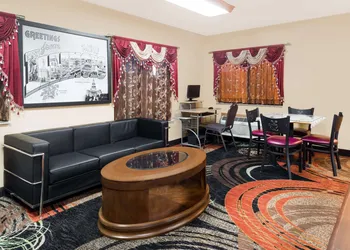 Super 8 by Wyndham Paris IL hotel thumbnail 2
