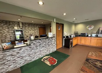 Super 8 by Wyndham Paris IL hotel thumbnail 4