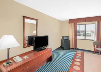 Super 8 by Wyndham Marshalltown hotel thumbnail 2