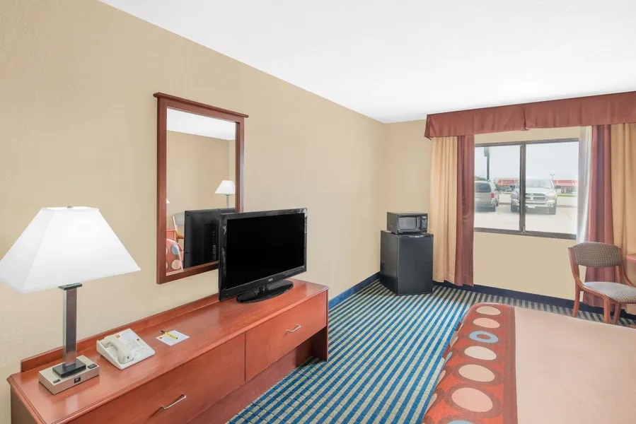 Super 8 by Wyndham Marshalltown hotel detail image 2