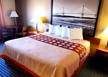 Super 8 by Wyndham Marshalltown hotel thumbnail 6
