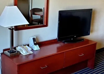 Super 8 by Wyndham Marshalltown hotel thumbnail 7