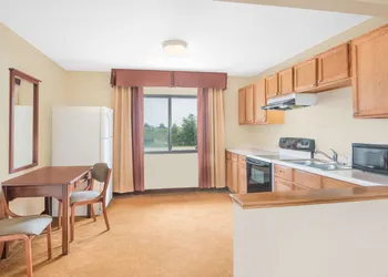 Super 8 by Wyndham Marshalltown hotel thumbnail 8