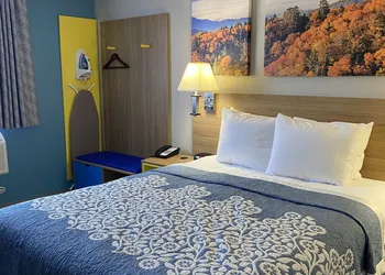 Days Inn by Wyndham Brunswick Bath Area hotel thumbnail 4