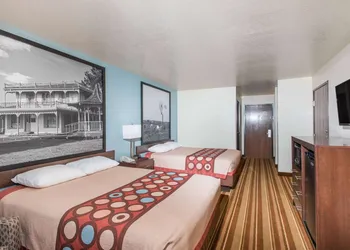 Super 8 by Wyndham Claremore OK hotel thumbnail 7