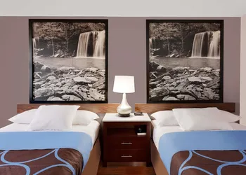 Super 8 by Wyndham Fayetteville hotel thumbnail 7
