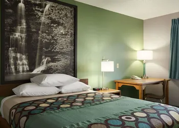 Super 8 by Wyndham Batesville hotel thumbnail 4
