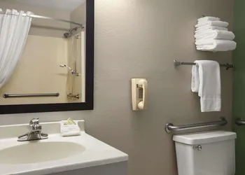 Super 8 by Wyndham Batesville hotel thumbnail 8