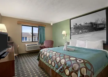 Super 8 by Wyndham Russellville hotel thumbnail 3