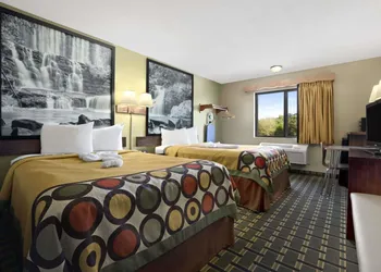 Super 8 by Wyndham Russellville hotel thumbnail 4