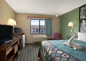 Super 8 by Wyndham Russellville hotel thumbnail 5