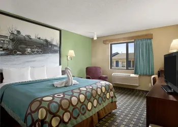 Super 8 by Wyndham Russellville hotel thumbnail 6
