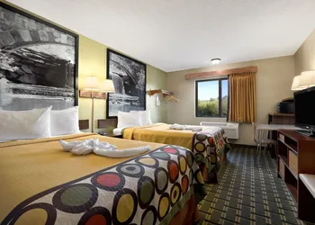 Super 8 by Wyndham Russellville hotel thumbnail 7