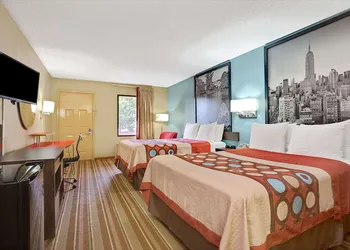 Super 8 by Wyndham Forest Park hotel thumbnail 5