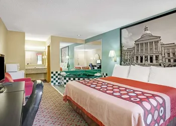 Super 8 by Wyndham Forest Park hotel thumbnail 7
