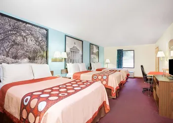 Super 8 by Wyndham Forest Park hotel thumbnail 8