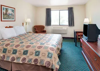 Super 8 by Wyndham Omaha Eppley Airport/Carter Lake hotel thumbnail 3
