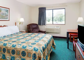Super 8 by Wyndham Omaha Eppley Airport/Carter Lake hotel thumbnail 4