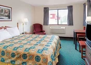 Super 8 by Wyndham Omaha Eppley Airport/Carter Lake hotel thumbnail 5
