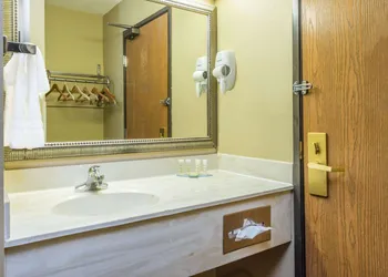 Super 8 by Wyndham Troy IL/St. Louis Area hotel thumbnail 3
