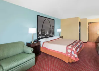 Super 8 by Wyndham Troy IL/St. Louis Area hotel thumbnail 4