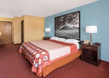 Super 8 by Wyndham Troy IL/St. Louis Area hotel thumbnail 8
