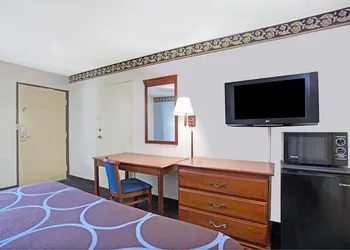 Super 8 by Wyndham Suwanee hotel thumbnail 4