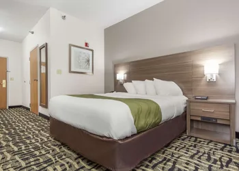 Quality Inn & Suites Omaha Chalco hotel thumbnail 6