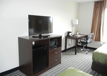 Quality Inn Holland - Toledo hotel thumbnail 7