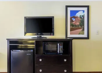 Quality Inn & Suites Gallup I-40 Exit 20 hotel thumbnail 8