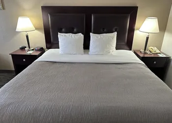 Quality Inn & Suites Everett hotel thumbnail 8