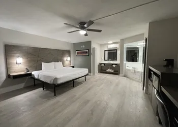 Quality Inn & Suites Airport/Cruise Port Hollywood hotel thumbnail 5