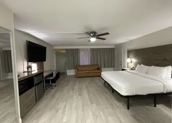 Quality Inn & Suites Airport/Cruise Port Hollywood hotel thumbnail 8
