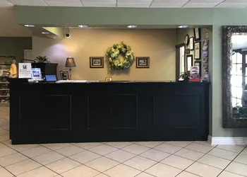 Carmel Inn & Suites hotel thumbnail 4