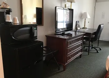 Carmel Inn & Suites hotel thumbnail 8