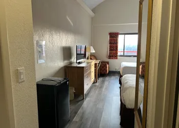 Hilltop Inn & Suites hotel thumbnail 3