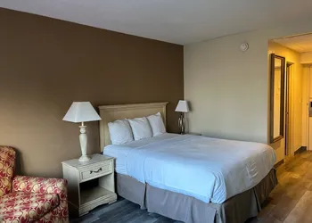 Hilltop Inn & Suites hotel thumbnail 5