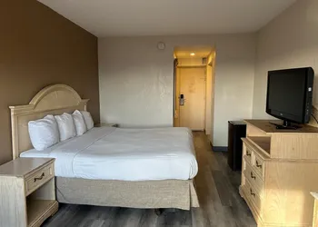 Hilltop Inn & Suites hotel thumbnail 6
