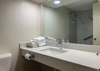 Hilltop Inn & Suites hotel thumbnail 7