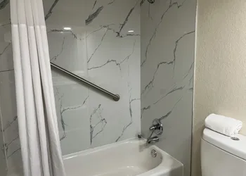 Hilltop Inn & Suites hotel thumbnail 8