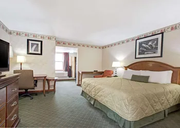 Ramada by Wyndham Flemington hotel thumbnail 8